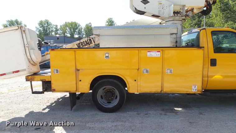 image for item DD7391 2006 Ford F550 Super Duty XL bucket truck