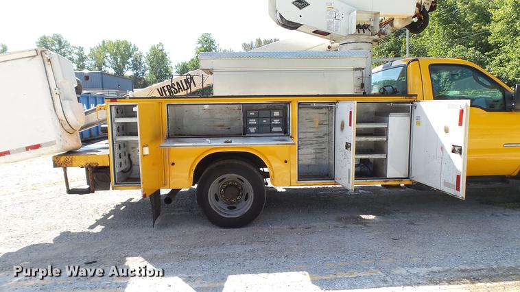 image for item DD7391 2006 Ford F550 Super Duty XL bucket truck