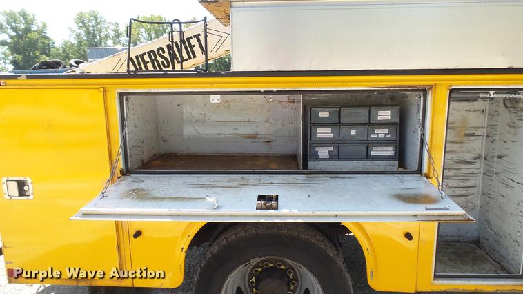 image for item DD7391 2006 Ford F550 Super Duty XL bucket truck