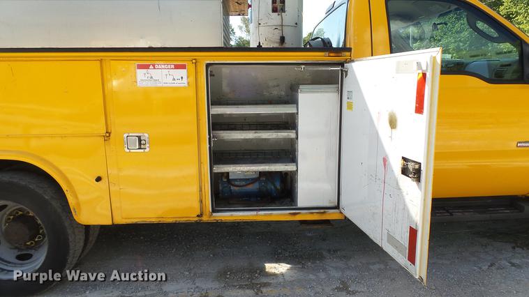 image for item DD7391 2006 Ford F550 Super Duty XL bucket truck