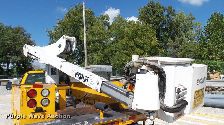 image for item DD7391 2006 Ford F550 Super Duty XL bucket truck