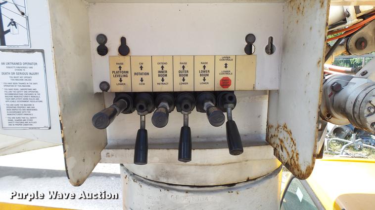 image for item DD7391 2006 Ford F550 Super Duty XL bucket truck