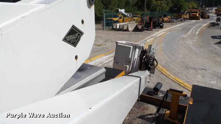 image for item DD7391 2006 Ford F550 Super Duty XL bucket truck