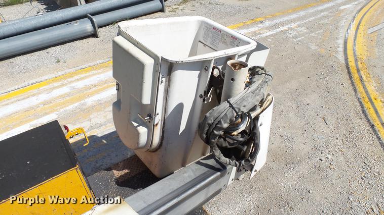 image for item DD7391 2006 Ford F550 Super Duty XL bucket truck