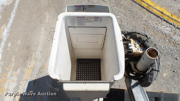 image for item DD7391 2006 Ford F550 Super Duty XL bucket truck