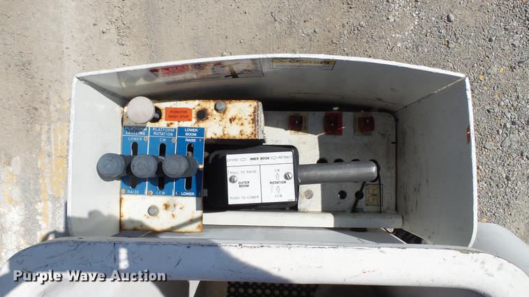 image for item DD7391 2006 Ford F550 Super Duty XL bucket truck