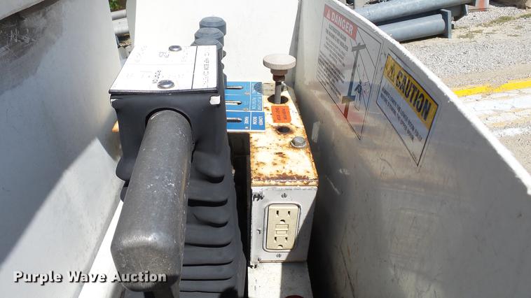 image for item DD7391 2006 Ford F550 Super Duty XL bucket truck