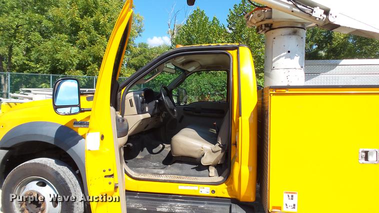 image for item DD7391 2006 Ford F550 Super Duty XL bucket truck
