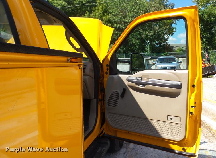 image for item DD7391 2006 Ford F550 Super Duty XL bucket truck