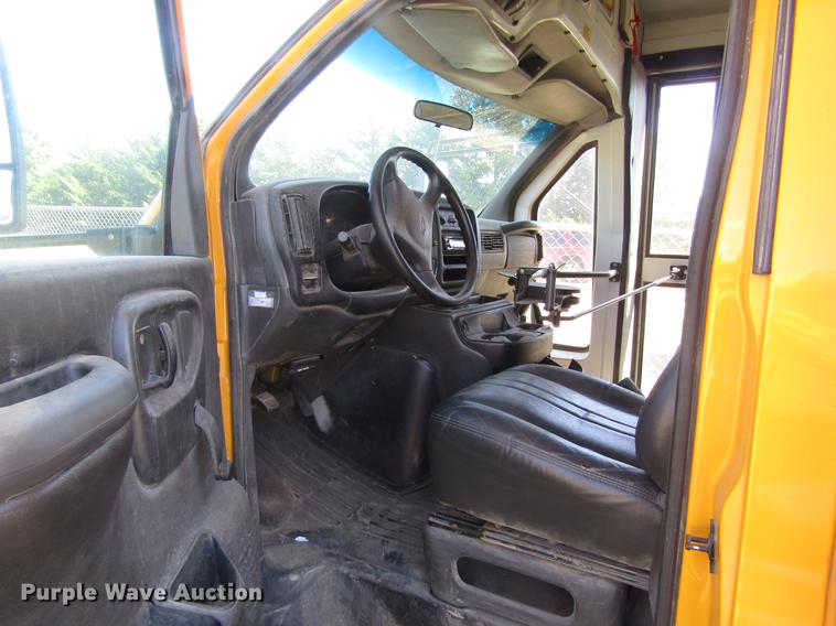image for item DD8910 2004 Chevrolet Express G3500 school bus