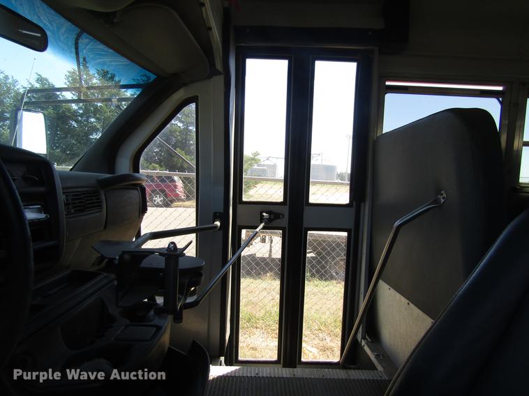 image for item DD8910 2004 Chevrolet Express G3500 school bus