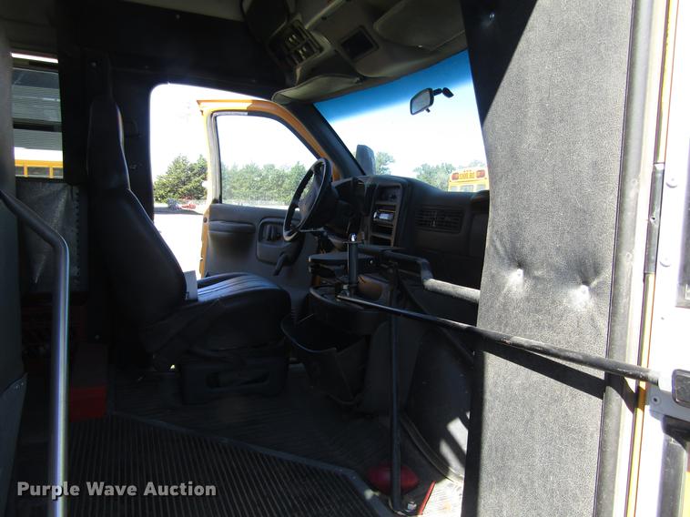 image for item DD8910 2004 Chevrolet Express G3500 school bus