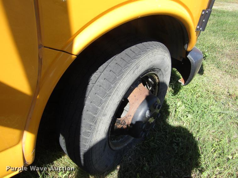 image for item DD8910 2004 Chevrolet Express G3500 school bus
