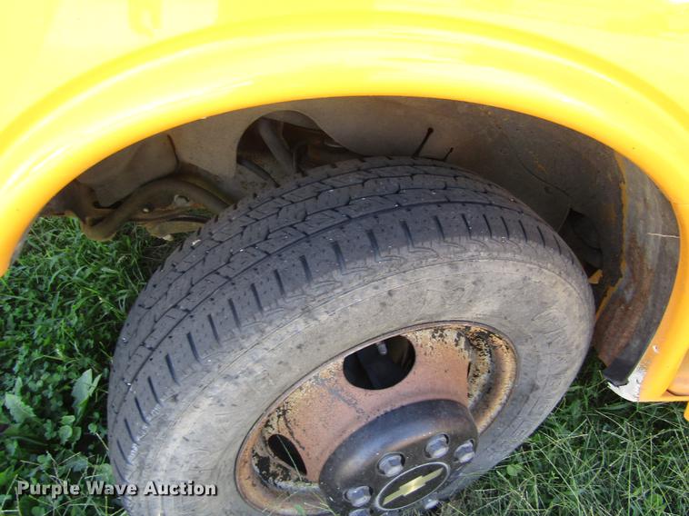 image for item DD8910 2004 Chevrolet Express G3500 school bus