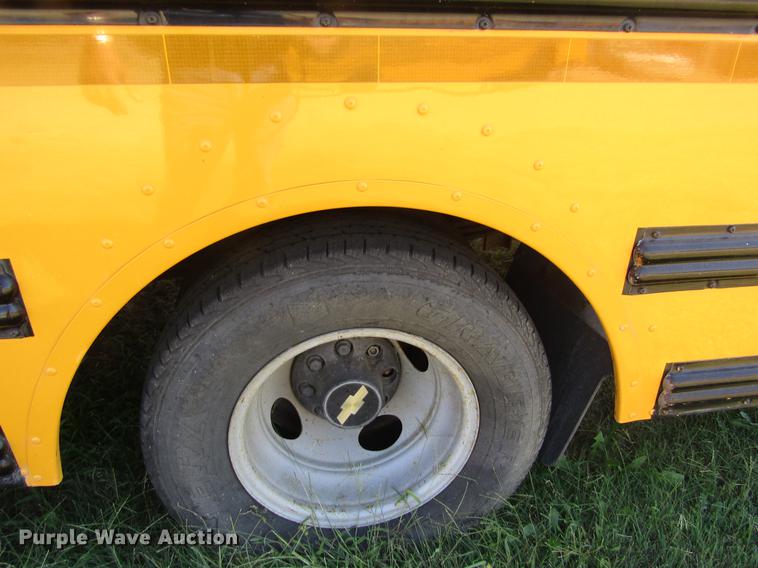 image for item DD8910 2004 Chevrolet Express G3500 school bus