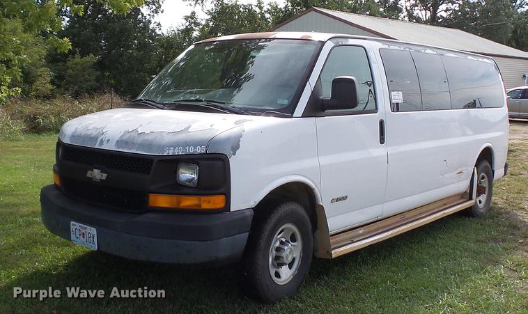 image for item DE4881 2005 Chevrolet Express 3500 Extended van