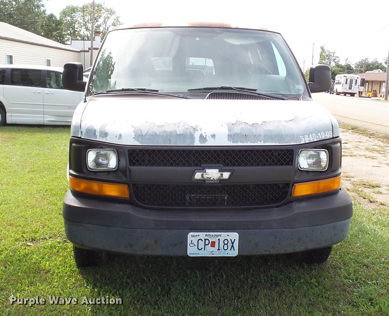 image for item DE4881 2005 Chevrolet Express 3500 Extended van