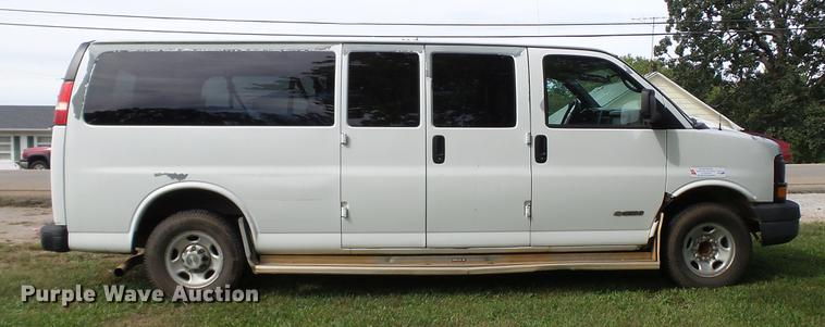 image for item DE4881 2005 Chevrolet Express 3500 Extended van