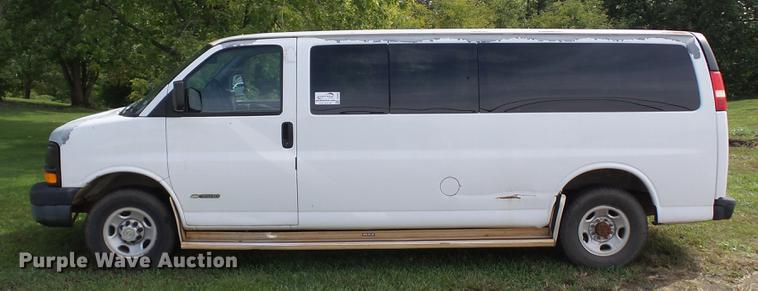 image for item DE4881 2005 Chevrolet Express 3500 Extended van