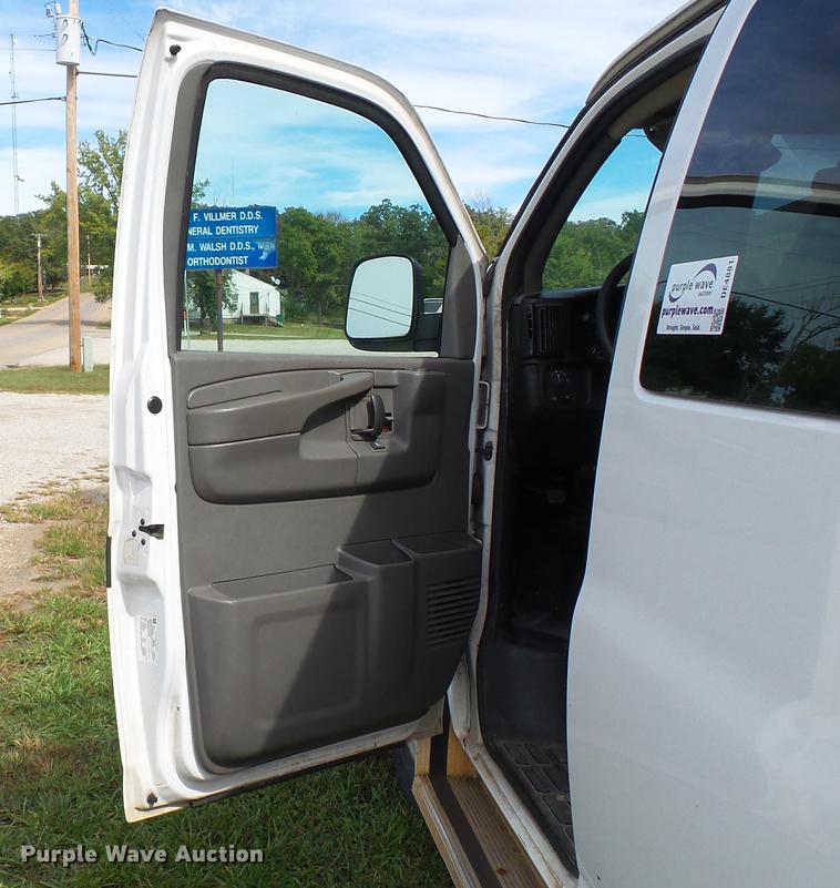 image for item DE4881 2005 Chevrolet Express 3500 Extended van