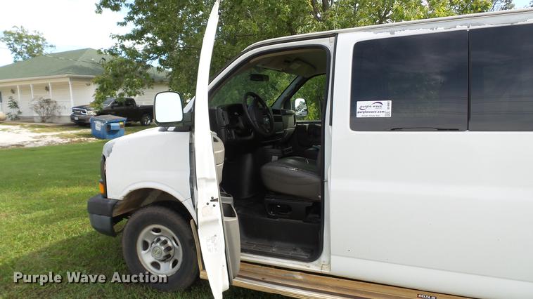 image for item DE4881 2005 Chevrolet Express 3500 Extended van