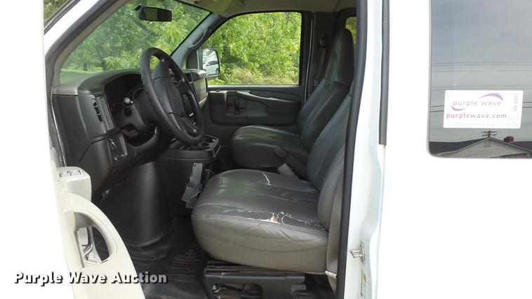 image for item DE4881 2005 Chevrolet Express 3500 Extended van
