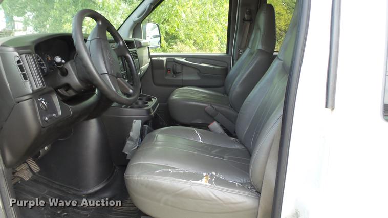 image for item DE4881 2005 Chevrolet Express 3500 Extended van