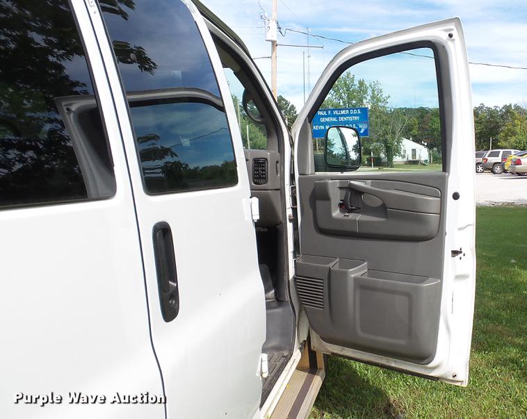 image for item DE4881 2005 Chevrolet Express 3500 Extended van