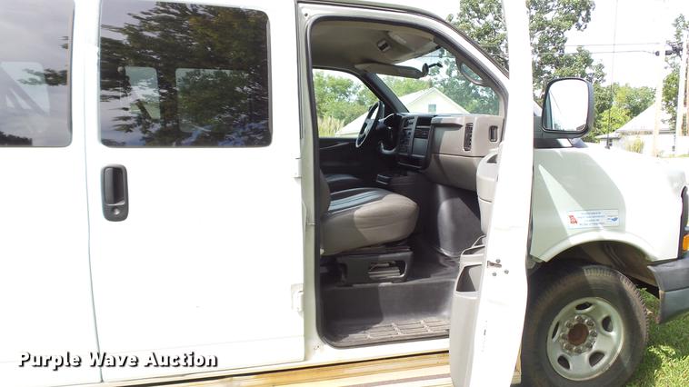 image for item DE4881 2005 Chevrolet Express 3500 Extended van