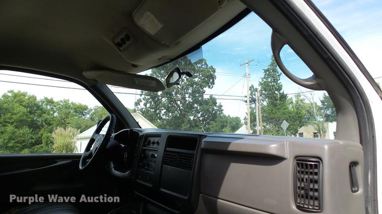 image for item DE4881 2005 Chevrolet Express 3500 Extended van