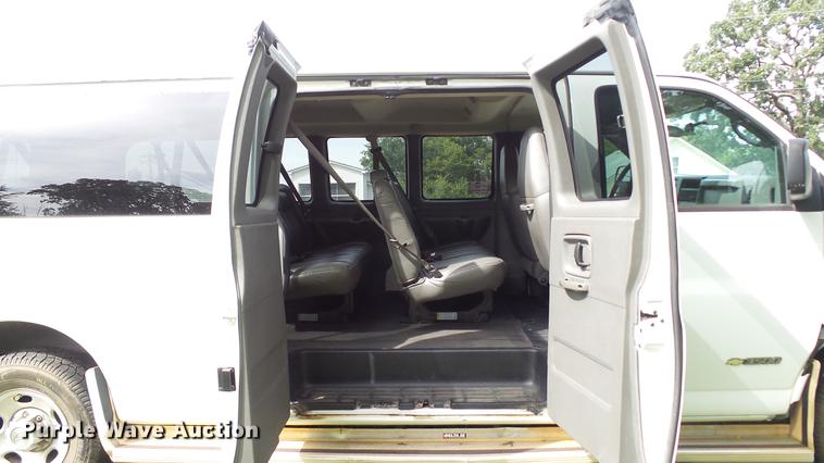 image for item DE4881 2005 Chevrolet Express 3500 Extended van