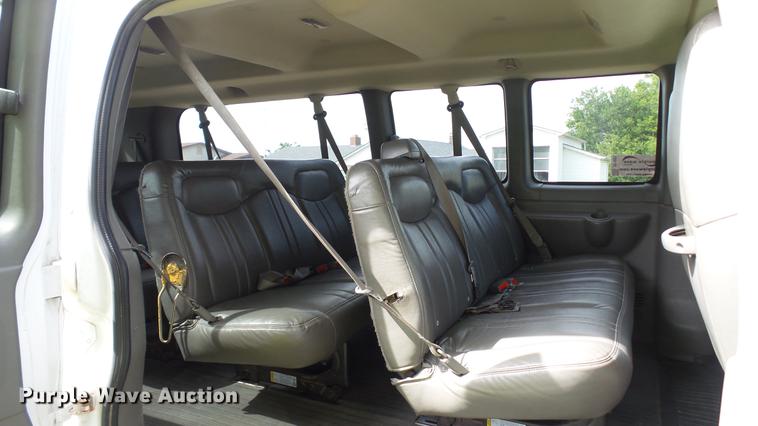 image for item DE4881 2005 Chevrolet Express 3500 Extended van