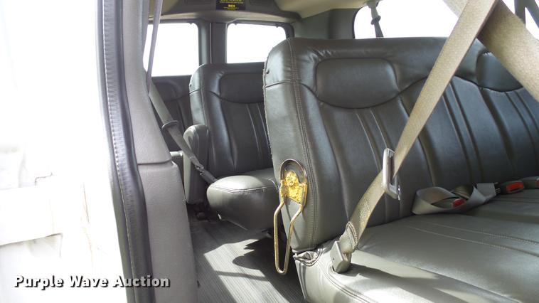 image for item DE4881 2005 Chevrolet Express 3500 Extended van