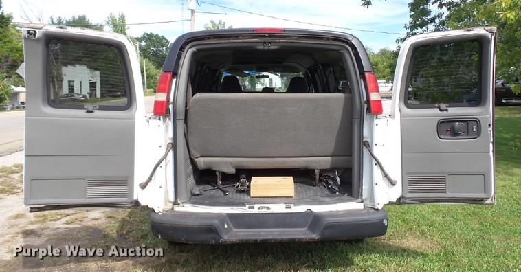image for item DE4881 2005 Chevrolet Express 3500 Extended van