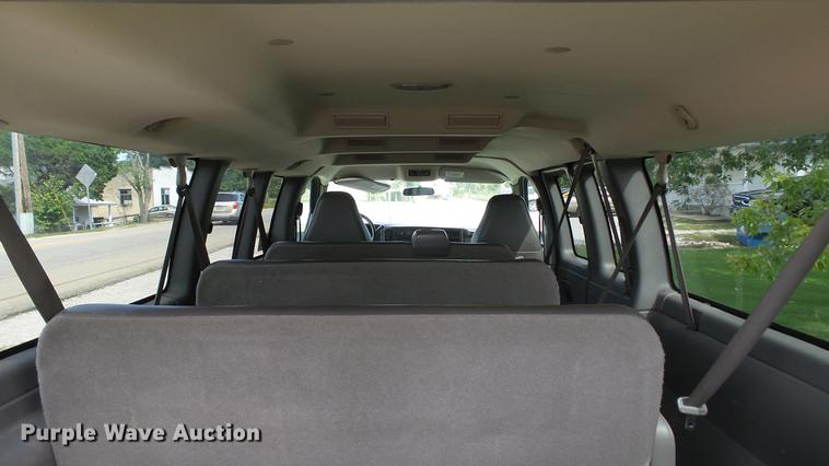 image for item DE4881 2005 Chevrolet Express 3500 Extended van
