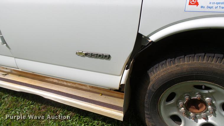 image for item DE4881 2005 Chevrolet Express 3500 Extended van