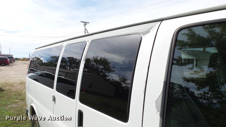 image for item DE4881 2005 Chevrolet Express 3500 Extended van