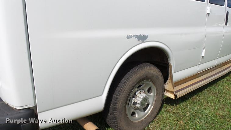 image for item DE4881 2005 Chevrolet Express 3500 Extended van