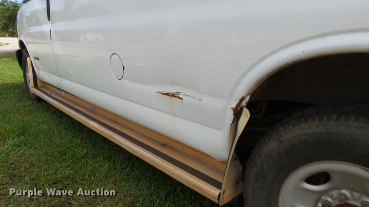 image for item DE4881 2005 Chevrolet Express 3500 Extended van