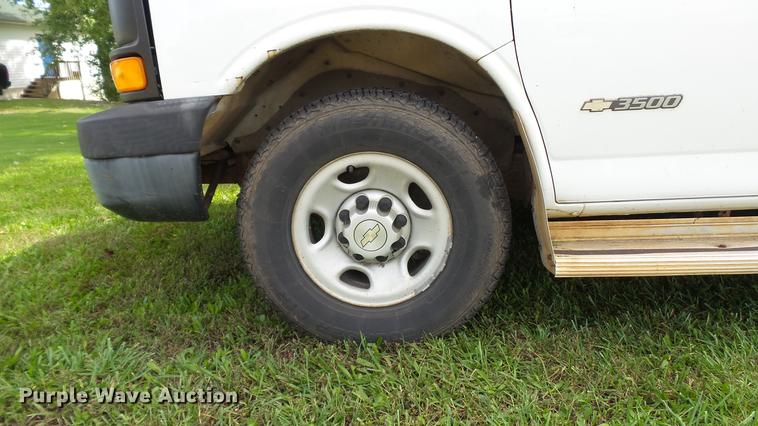 image for item DE4881 2005 Chevrolet Express 3500 Extended van
