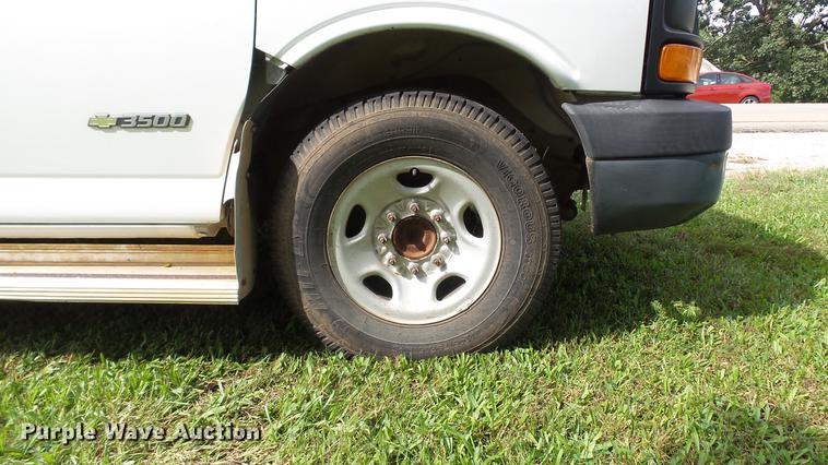 image for item DE4881 2005 Chevrolet Express 3500 Extended van