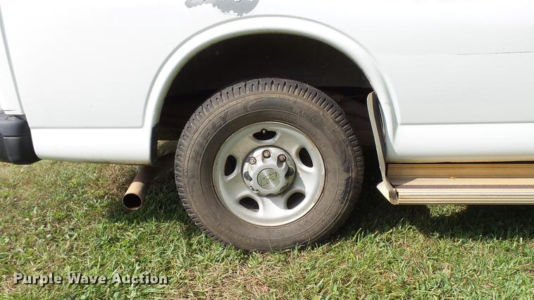 image for item DE4881 2005 Chevrolet Express 3500 Extended van
