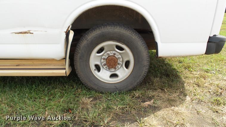 image for item DE4881 2005 Chevrolet Express 3500 Extended van