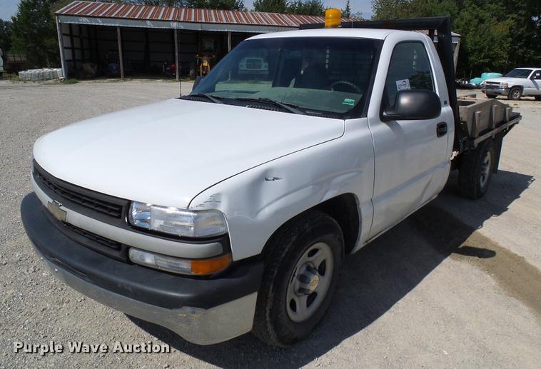 image for item DE5254 2001 Chevrolet Silverado 1500 flatbed pickup truck