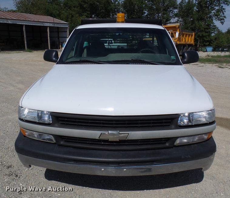 image for item DE5254 2001 Chevrolet Silverado 1500 flatbed pickup truck