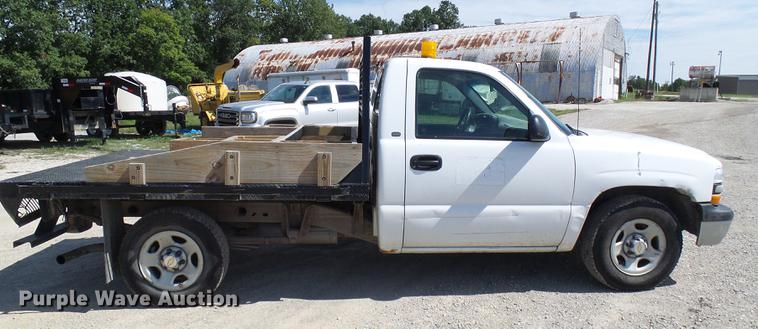 image for item DE5254 2001 Chevrolet Silverado 1500 flatbed pickup truck