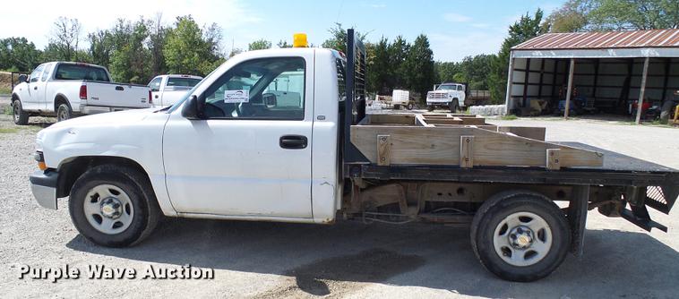 image for item DE5254 2001 Chevrolet Silverado 1500 flatbed pickup truck