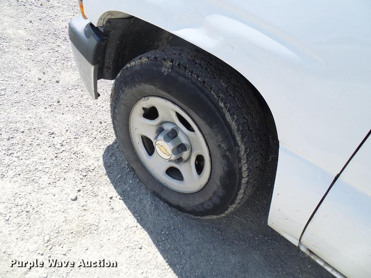 image for item DE5254 2001 Chevrolet Silverado 1500 flatbed pickup truck