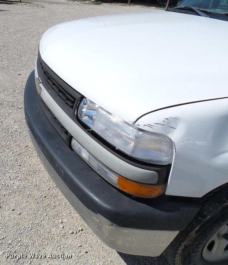 image for item DE5254 2001 Chevrolet Silverado 1500 flatbed pickup truck