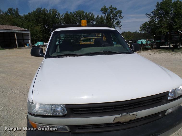 image for item DE5254 2001 Chevrolet Silverado 1500 flatbed pickup truck